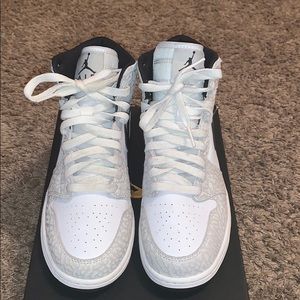 Air Jordan’s size 6.5 boys, also can be unisex